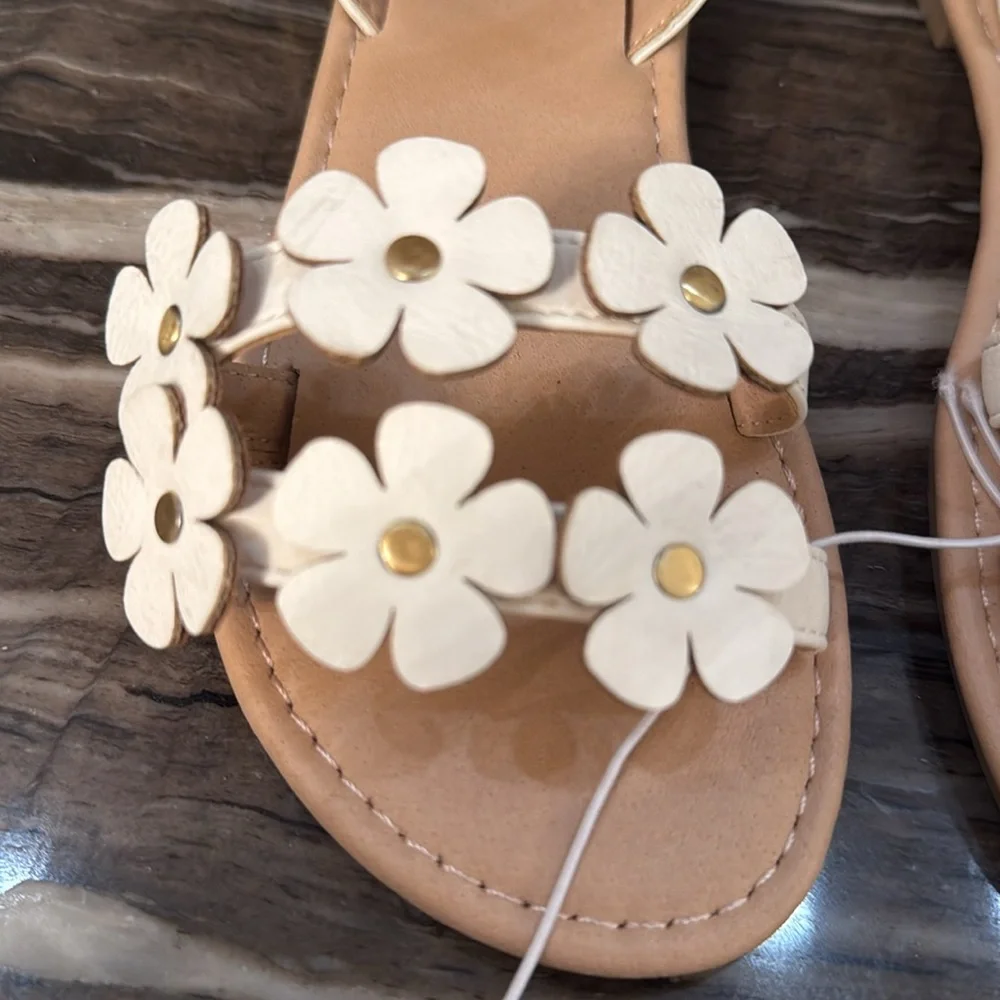 WHITE MOUNTAIN Kids Gloss Floral Sandal🤍